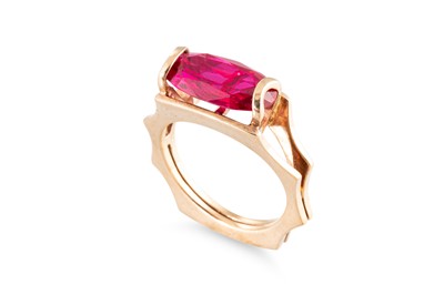 Lot 76 - A VINTAGE IRISH GOLD STONE SET RING, of...