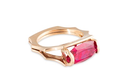 Lot 76 - A VINTAGE IRISH GOLD STONE SET RING, of...