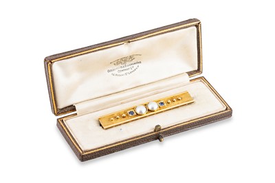 Lot 84 - AN ARTS AND CRAFTS HALF PEARL AND SAPPHIRE BAR...