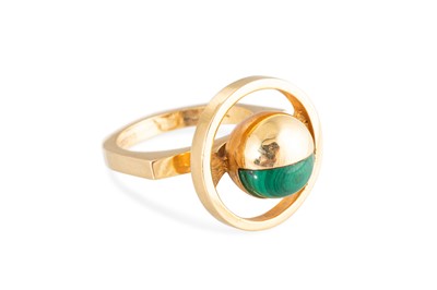 Lot 71 - A 1970S DESIGNER RING, set with malachite,...
