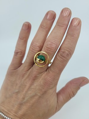 Lot 71 - A 1970S DESIGNER RING, set with malachite,...