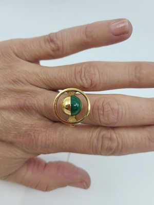 Lot 71 - A 1970S DESIGNER RING, set with malachite,...