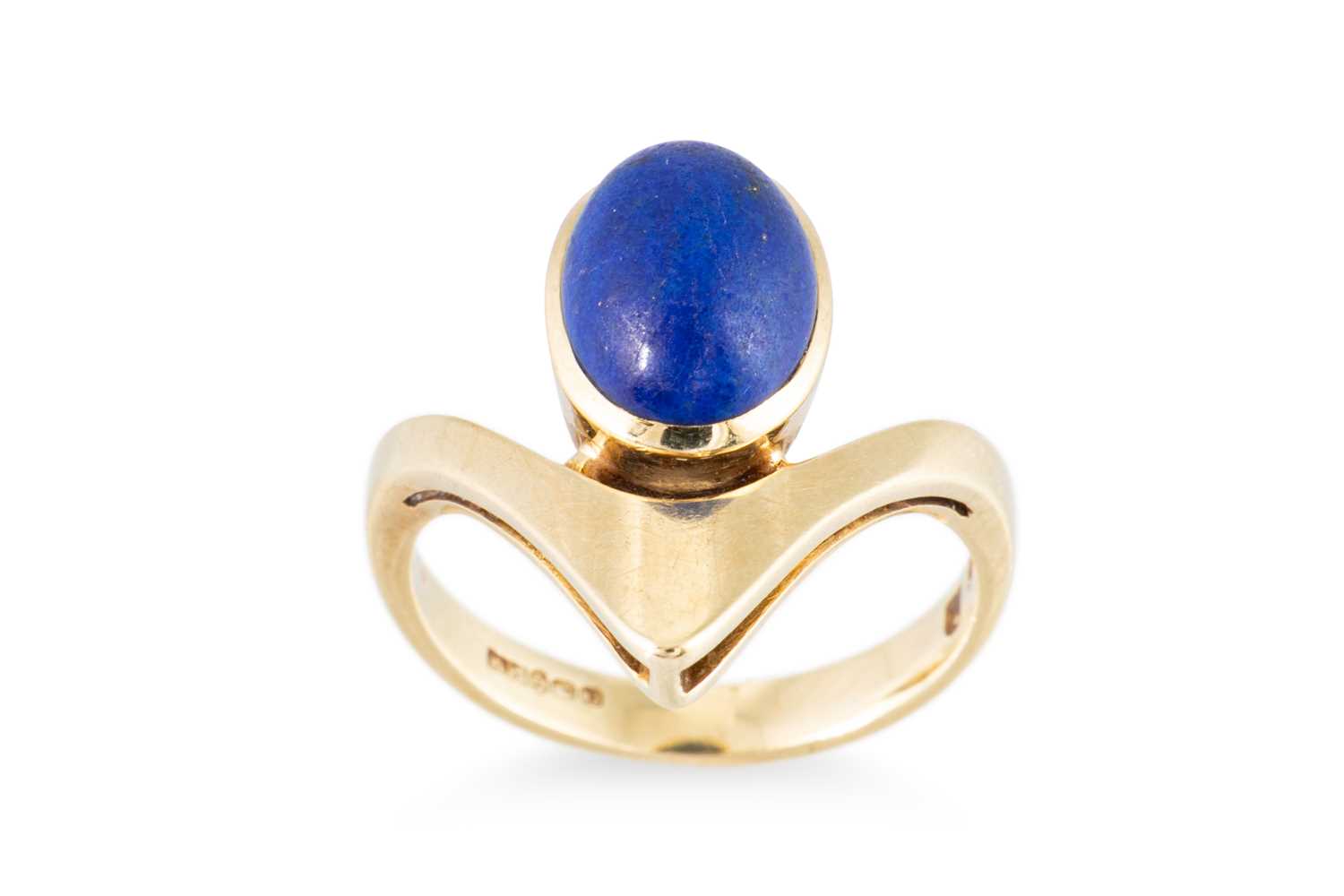 Lot 72 - A 1970S DESIGNER RING, set with lapis lazuli,...