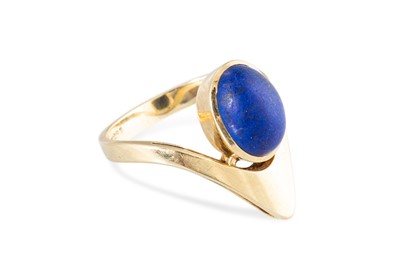 Lot 72 - A 1970S DESIGNER RING, set with lapis lazuli,...