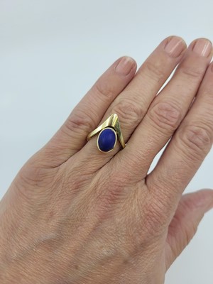 Lot 72 - A 1970S DESIGNER RING, set with lapis lazuli,...