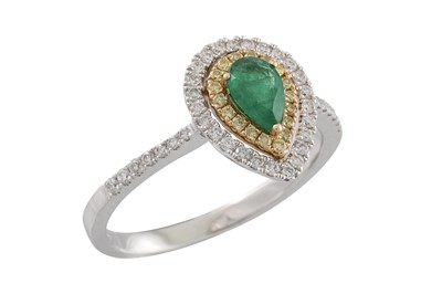 Lot 29 - A DIAMOND AND EMERALD RING, the pear shaped...