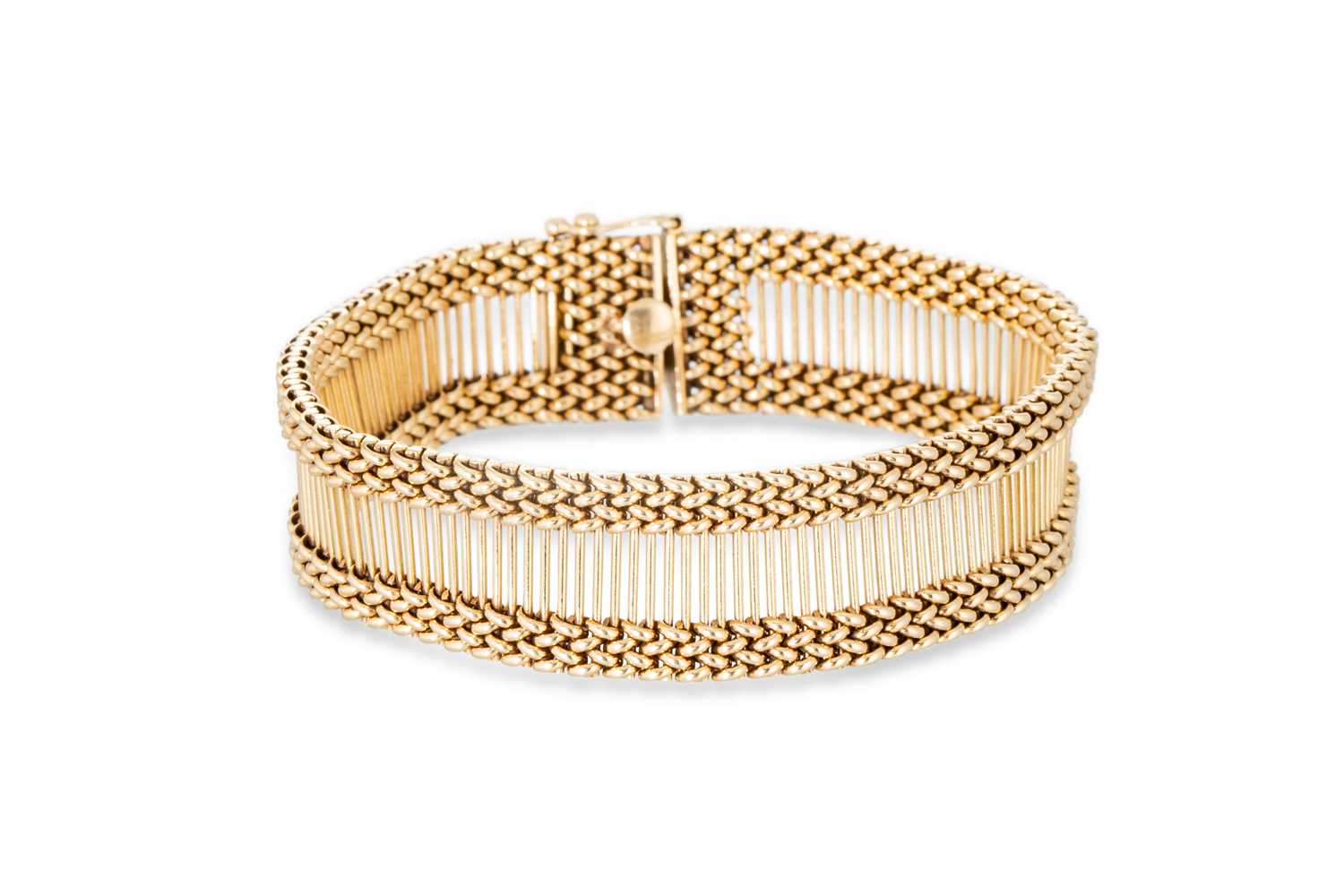Lot 43 - A CONTINENTAL GOLD FLEXIBLE BRACELET, 34.1 g.,...