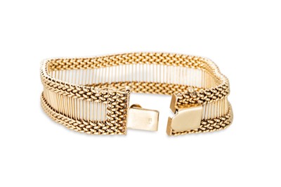 Lot 43 - A CONTINENTAL GOLD FLEXIBLE BRACELET, 34.1 g.,...