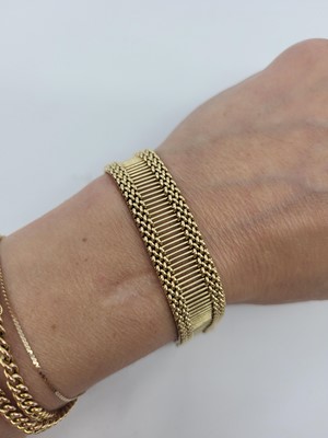 Lot 43 - A CONTINENTAL GOLD FLEXIBLE BRACELET, 34.1 g.,...