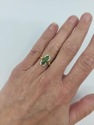 Lot 284 - AN EMERALD AND ENAMEL SET RING, of geometric...