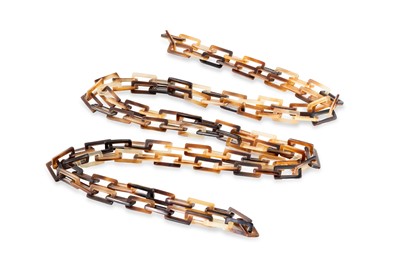 Lot 21 - A LONG ART DECO CHAIN HORN NECKLACE, formed as...