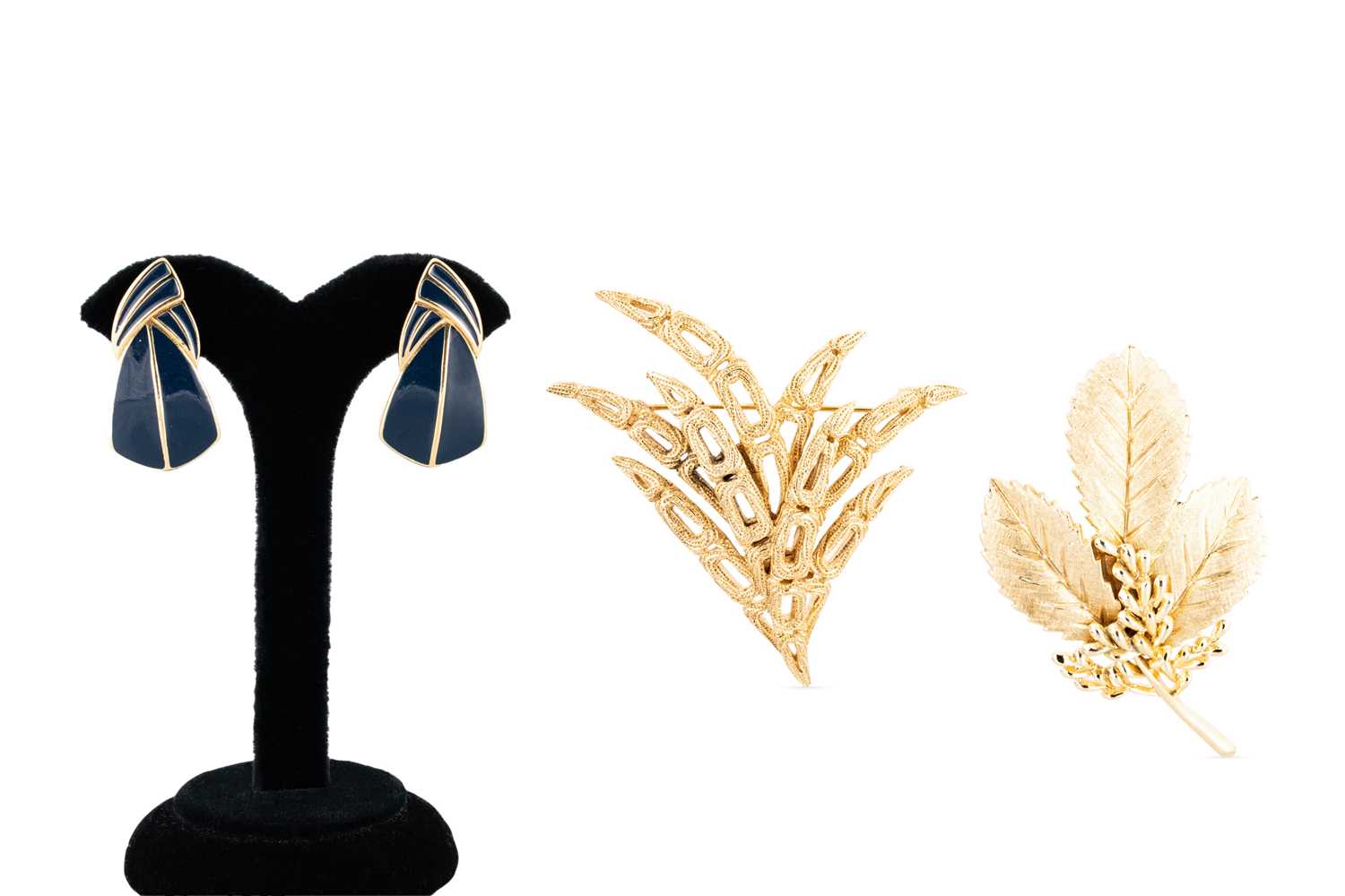 Lot 24 - A COLLECTION OF VINTAGE TRIFARI ITEMS, to...