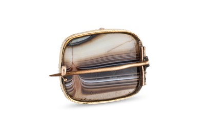 Lot 39 - A GEORGIAN BANDED AGATE BROOCH, mounted in gold