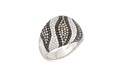 Lot 51 - A THREE COLOURED DIAMOND BOMBÉ SHAPED RING,...