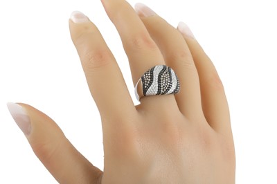 Lot 51 - A THREE COLOURED DIAMOND BOMBÉ SHAPED RING,...