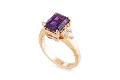 Lot 67 - AN AMETHYST DRESS RING, mounted in yellow gold,...