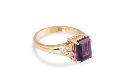 Lot 67 - AN AMETHYST DRESS RING, mounted in yellow gold,...