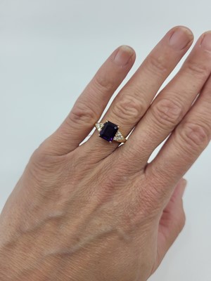 Lot 67 - AN AMETHYST DRESS RING, mounted in yellow gold,...