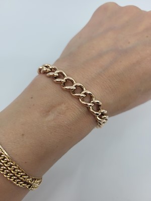 Lot 69 - AN ANTIQUE ROSE GOLD HOLLOW LINK CURB BRACELET,...