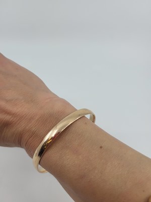 Lot 71 - A 9CT YELLOW GOLD BANGLE, 28.8 g., stamped 375