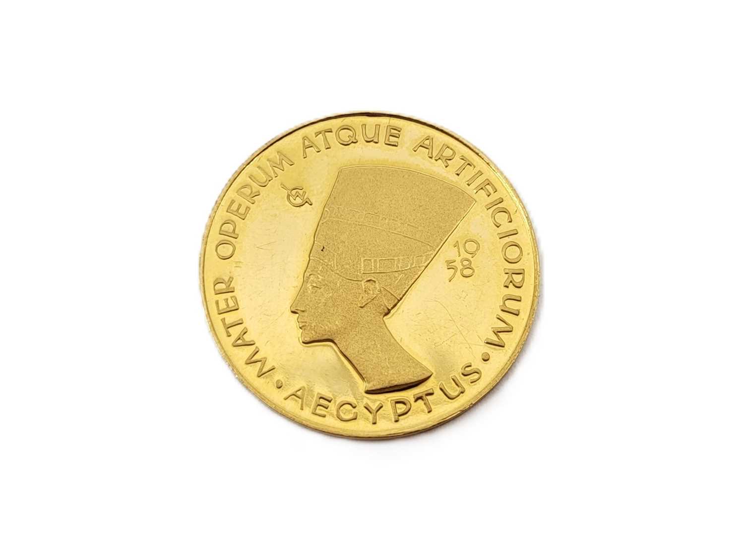 Lot 477 - A GOLD EGYPTIAN COMMEMORATIVE MEDALLION,...