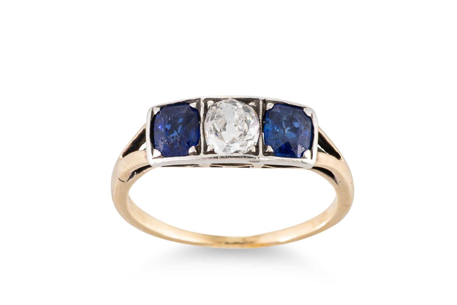 Lot 96 - AN ANTIQUE SAPPHIRE AND DIAMOND THREE-STONE...