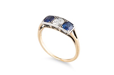 Lot 96 - AN ANTIQUE SAPPHIRE AND DIAMOND THREE-STONE...