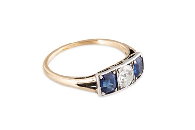Lot 96 - AN ANTIQUE SAPPHIRE AND DIAMOND THREE-STONE...