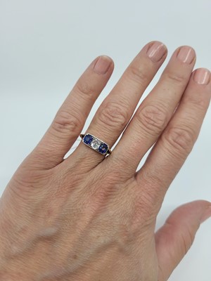 Lot 96 - AN ANTIQUE SAPPHIRE AND DIAMOND THREE-STONE...