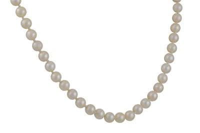 Lot 62 - A CULTURED PEARL NECKLACE, gold clasp