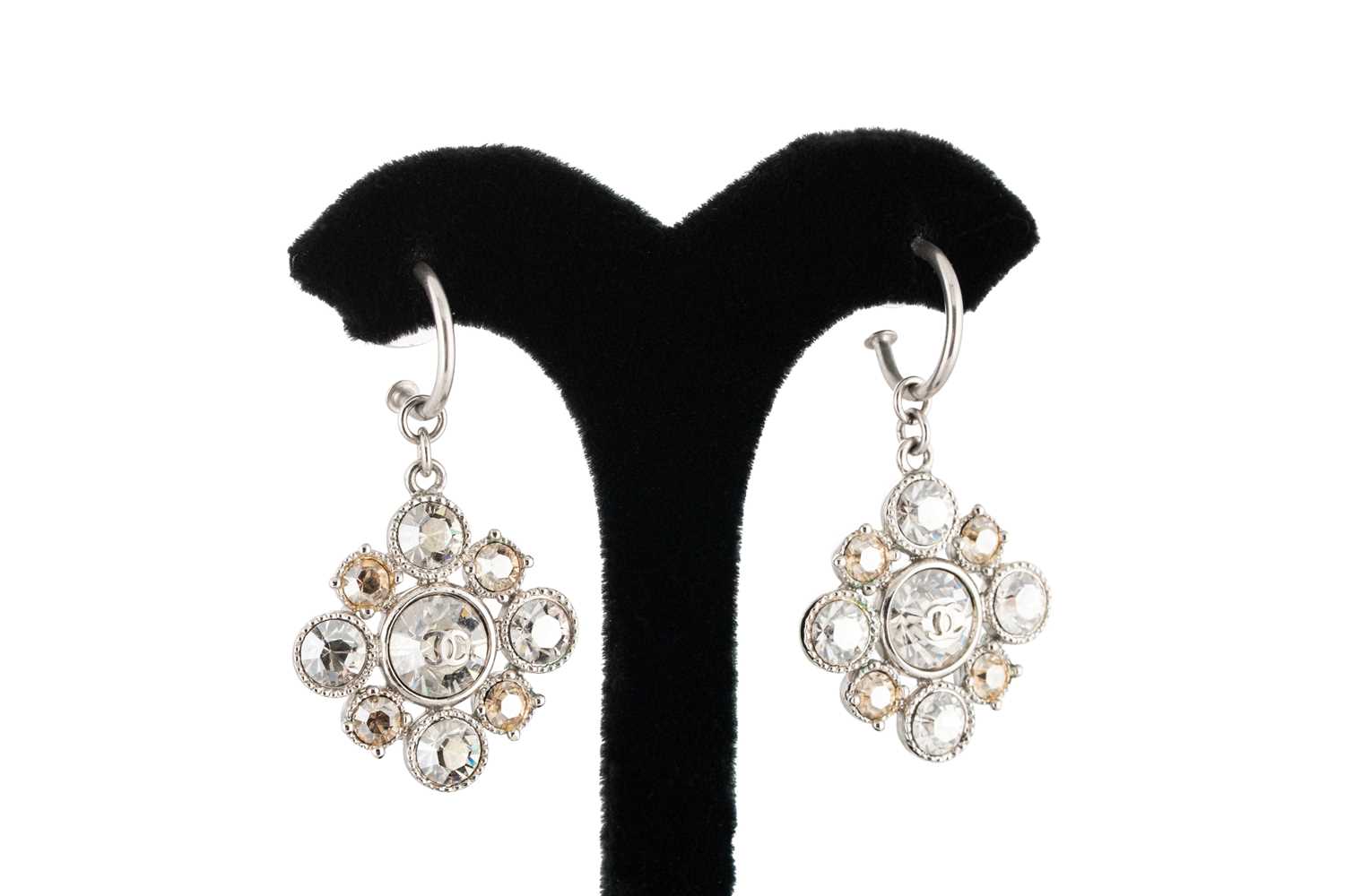 Lot 37 - A PAIR OF CHANEL COSTUME JEWELLERY EARRINGS,...