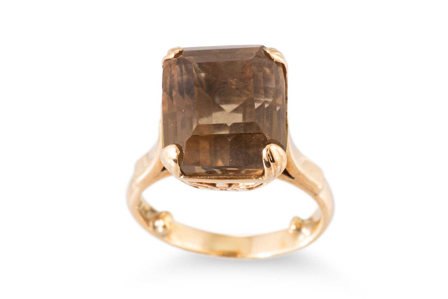 Lot 55 - A SMOKEY QUARTZ SET SINGLE STONE RING,...