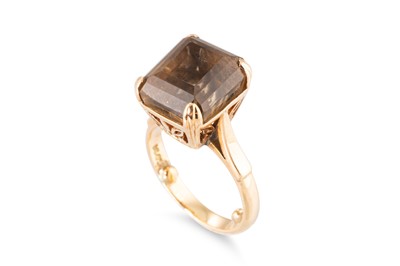 Lot 55 - A SMOKEY QUARTZ SET SINGLE STONE RING,...