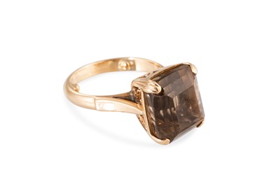 Lot 55 - A SMOKEY QUARTZ SET SINGLE STONE RING,...