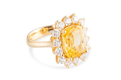 Lot 196 - A MAGNIFICENT YELLOW SAPPHIRE AND DIAMOND...