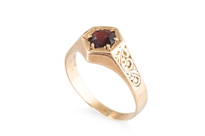 Lot 20 - A GENT'S 9CT YELLOW GOLD GARNET SET RING, with...