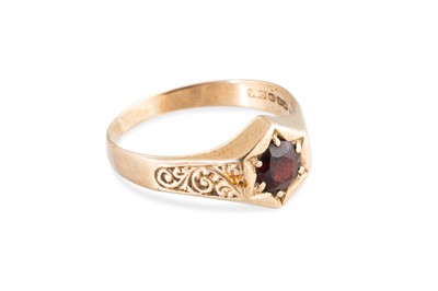 Lot 20 - A GENT'S 9CT YELLOW GOLD GARNET SET RING, with...
