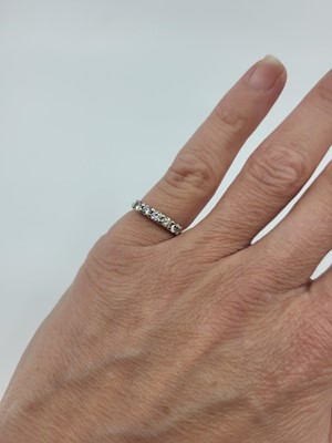 Lot 105 - A FIVE STONE DIAMOND RING, the brilliant cut...