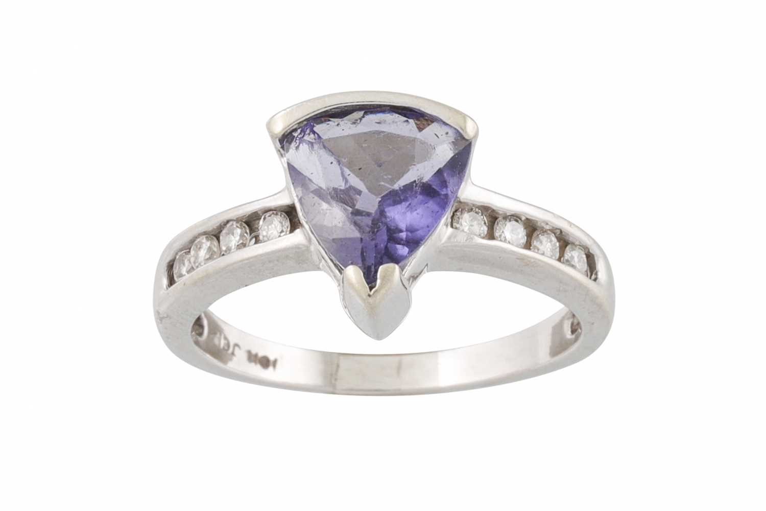 Lot 72 - A DIAMOND AND TANZANITE RING, the pear shaped...
