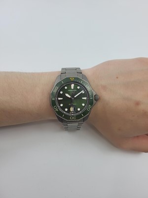 Lot 391 - A GENT'S TAG HEUER STAINLESS STEEL AQUARACER...