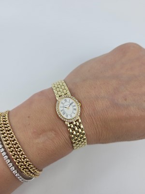 Lot 390 - A LADY'S 14CT YELLOW GOLD AND DIAMOND TIFFANY...