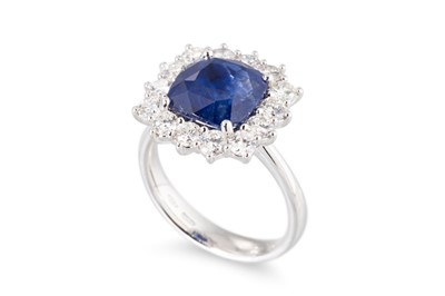 Lot 321 - A SAPPHIRE AND DIAMOND SET CLUSTER RING, the...