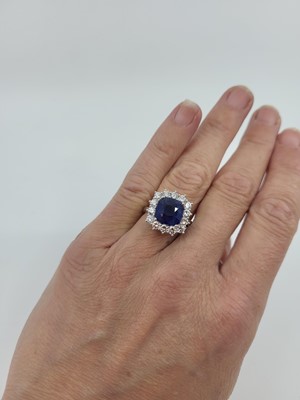 Lot 321 - A SAPPHIRE AND DIAMOND SET CLUSTER RING, the...