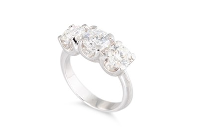 Lot 322 - A DIAMOND THREE STONE RING, the brilliant cut...