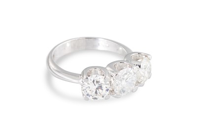 Lot 322 - A DIAMOND THREE STONE RING, the brilliant cut...