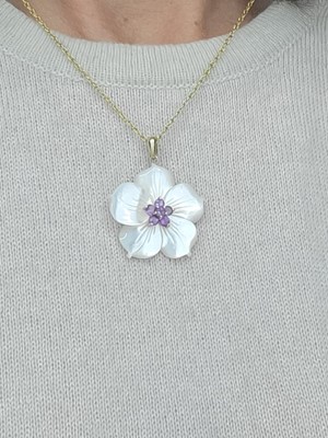 Lot 264 - A MOTHER-OF-PEARL AND AMETHYST FLOWER PENDANT,...