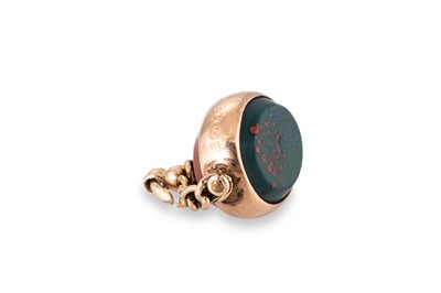 Lot 21 - AN ANTIQUE SWIVEL SEAL, set with bloodstone...