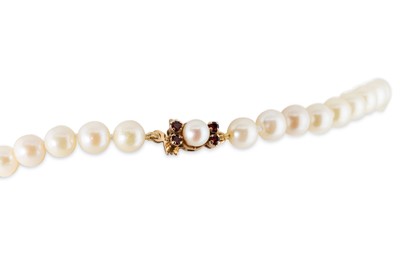 Lot 23 - A CULTURED PEARL NECKLACE, set with garnet and...