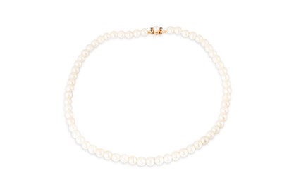 Lot 23 - A CULTURED PEARL NECKLACE, set with garnet and...