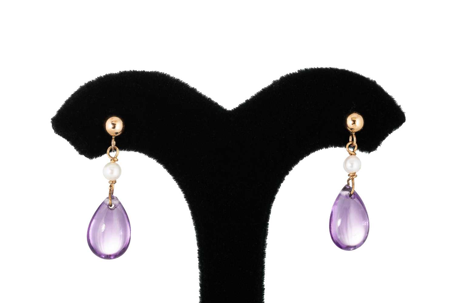 Lot 27 - A PAIR OF AMETHYST AND CULTURED PEARL DROP...